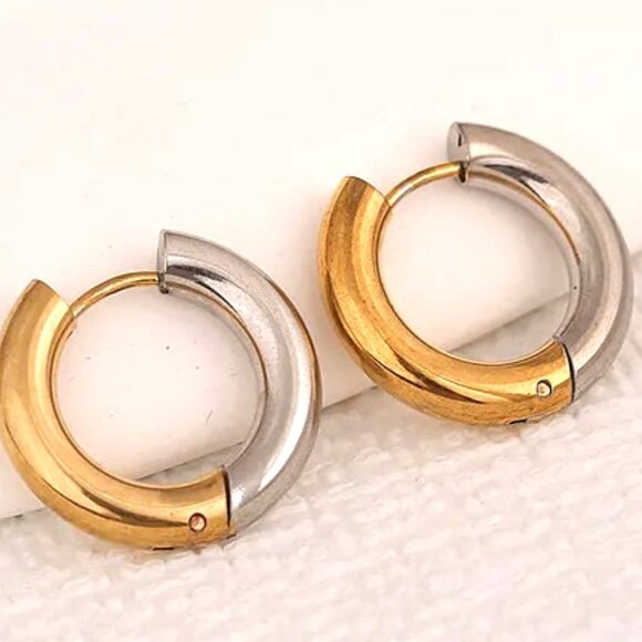 18K GOLD DIP BURNISHED GOLD ON ONE SIDE STEEL ON OTHER SMALL CIRCLE HUGGIE HOOPS - Picture 1 of 1